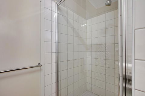Hybiscus Waterfront Apartments - Lightning Ridge Tourism 19