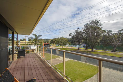 Hybiscus Waterfront Apartments - Lightning Ridge Tourism 3