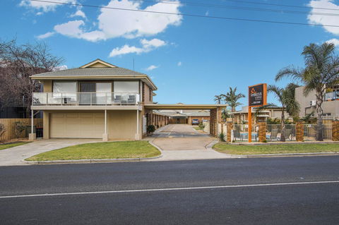 Hybiscus Waterfront Apartments - Lightning Ridge Tourism 32