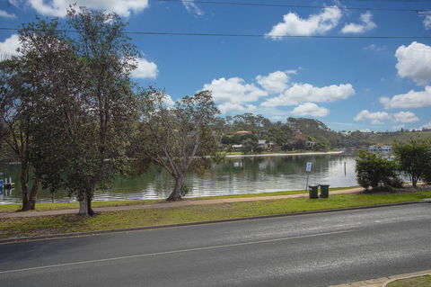 Hybiscus Waterfront Apartments - Lightning Ridge Tourism 2