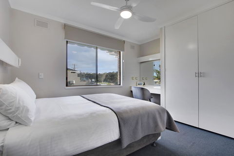 Hybiscus Waterfront Apartments - Lightning Ridge Tourism 11
