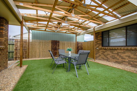 Hybiscus Waterfront Apartments - Lightning Ridge Tourism 34