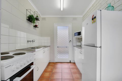 Hybiscus Waterfront Apartments - Lightning Ridge Tourism 16