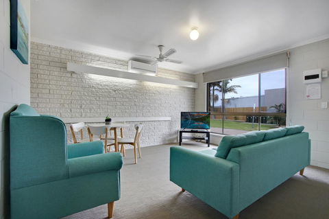 Hybiscus Waterfront Apartments - Lightning Ridge Tourism 18