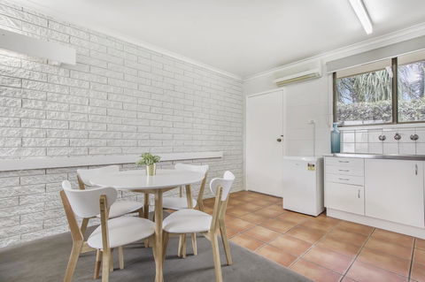 Hybiscus Waterfront Apartments - Lightning Ridge Tourism 25
