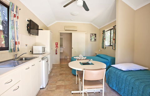 Captain Cook Holiday Village 1770 - Lightning Ridge Tourism 13