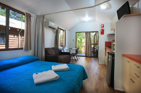 Captain Cook Holiday Village 1770 - Lightning Ridge Tourism 26