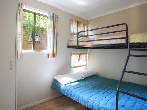 Captain Cook Holiday Village 1770 - Lightning Ridge Tourism 12