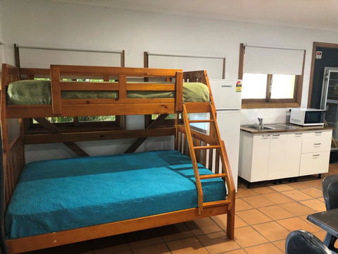 Captain Cook Holiday Village 1770 - Lightning Ridge Tourism 27