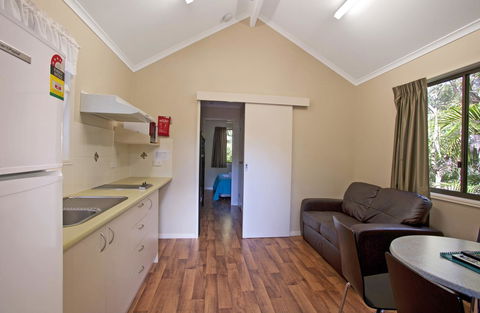 Captain Cook Holiday Village 1770 - Lightning Ridge Tourism 20