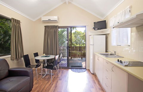 Captain Cook Holiday Village 1770 - Lightning Ridge Tourism 16