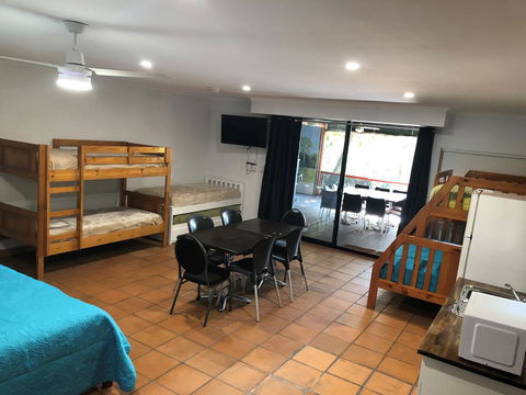 Captain Cook Holiday Village 1770 - Lightning Ridge Tourism 24