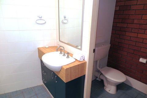 Northpoint Holiday Apartments - Lightning Ridge Tourism 17