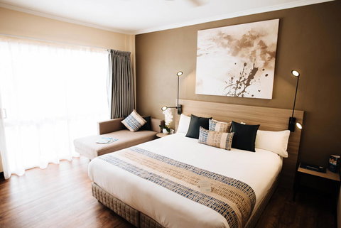 Mantra Club Croc - Lightning Ridge Tourism 1