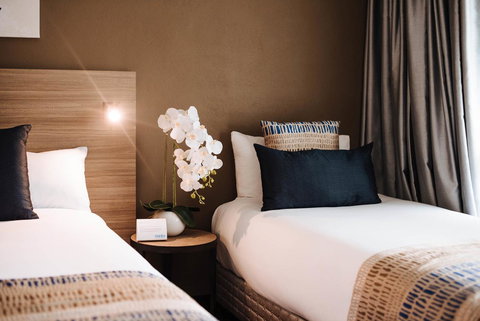 Mantra Club Croc - Lightning Ridge Tourism 25