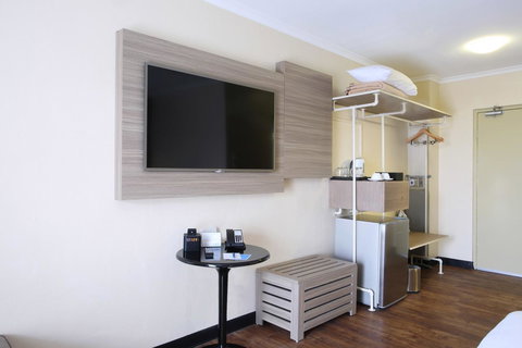 Mantra Club Croc - Lightning Ridge Tourism 11