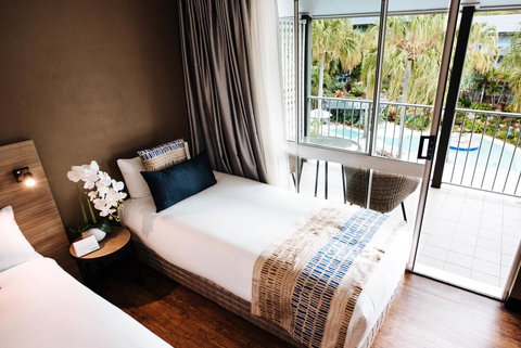 Mantra Club Croc - Lightning Ridge Tourism 26