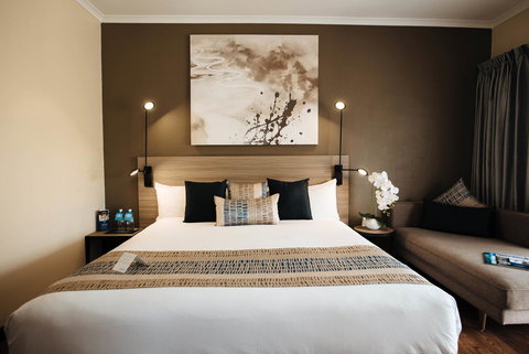 Mantra Club Croc - Lightning Ridge Tourism 28