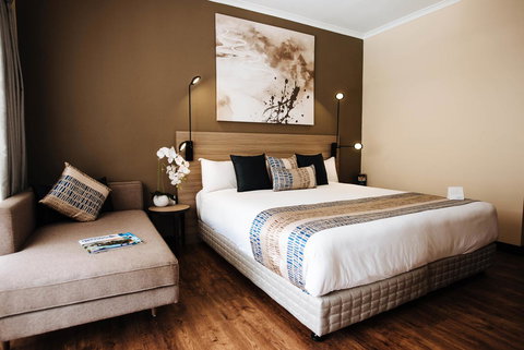 Mantra Club Croc - Lightning Ridge Tourism 16