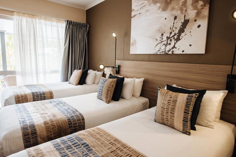 Mantra Club Croc - Lightning Ridge Tourism 22