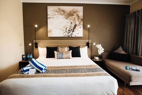 Mantra Club Croc - Lightning Ridge Tourism 13