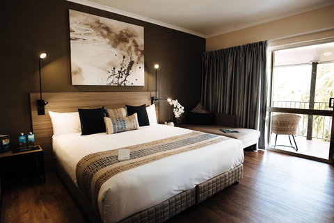 Mantra Club Croc - Lightning Ridge Tourism 15