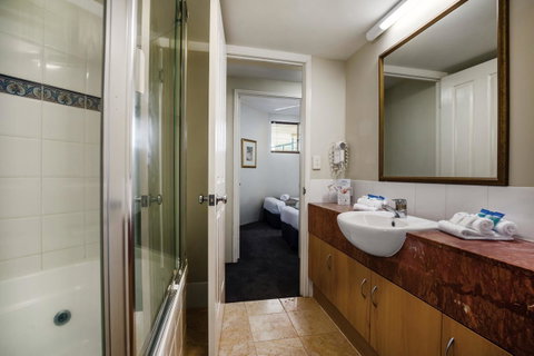 Landmark Resort - Lightning Ridge Tourism 28