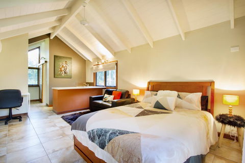 Airlie Beach Eco Cabins - Adults Only - Lightning Ridge Tourism 13