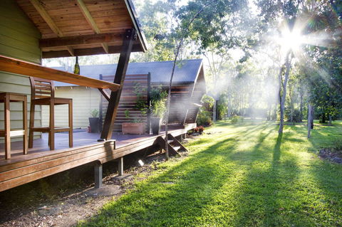 Airlie Beach Eco Cabins - Adults Only - Lightning Ridge Tourism 0