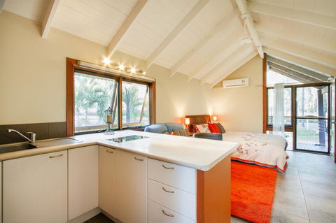 Airlie Beach Eco Cabins - Adults Only - Lightning Ridge Tourism 12