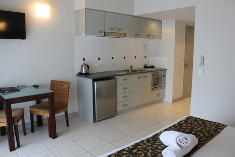 Blue Lagoon Resort - Lightning Ridge Tourism 11