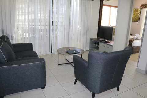 Blue Lagoon Resort - Lightning Ridge Tourism 17