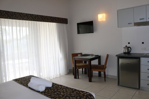 Blue Lagoon Resort - Lightning Ridge Tourism 19