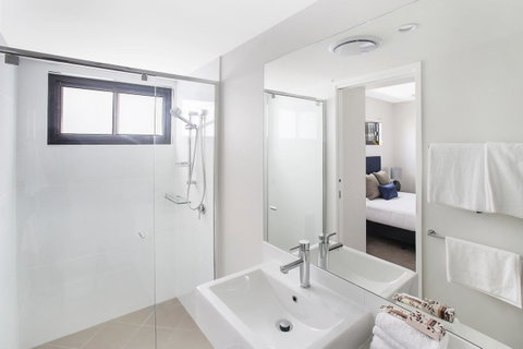 Direct Collective - Sea Breeze Mooloolaba - Lightning Ridge Tourism 7