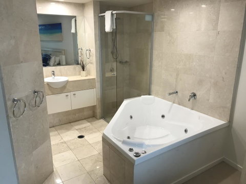 Cilento Mooloolaba - Lightning Ridge Tourism 42