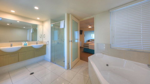 Cilento Mooloolaba - Lightning Ridge Tourism 6