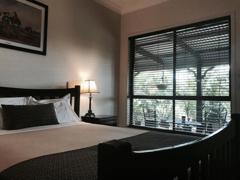 The Bearded Dragon Boutique Hotel - Lightning Ridge Tourism 0