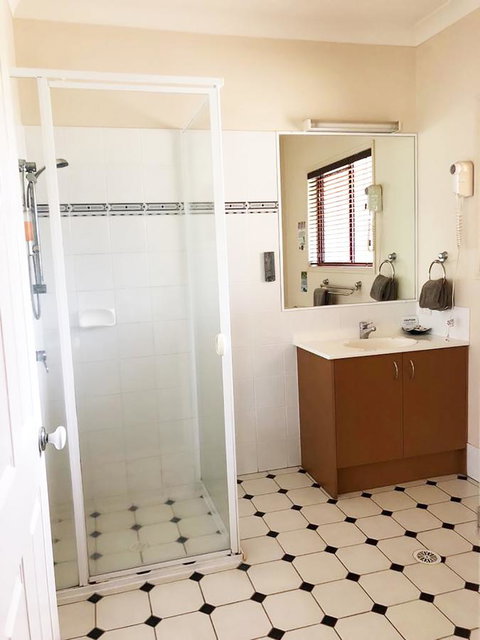 The Bearded Dragon Boutique Hotel - Lightning Ridge Tourism 12