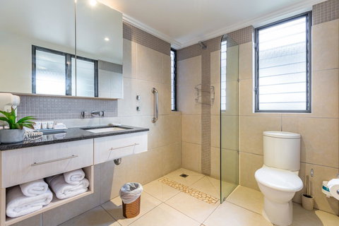 Sea Point On Trinity Beach - Lightning Ridge Tourism 20