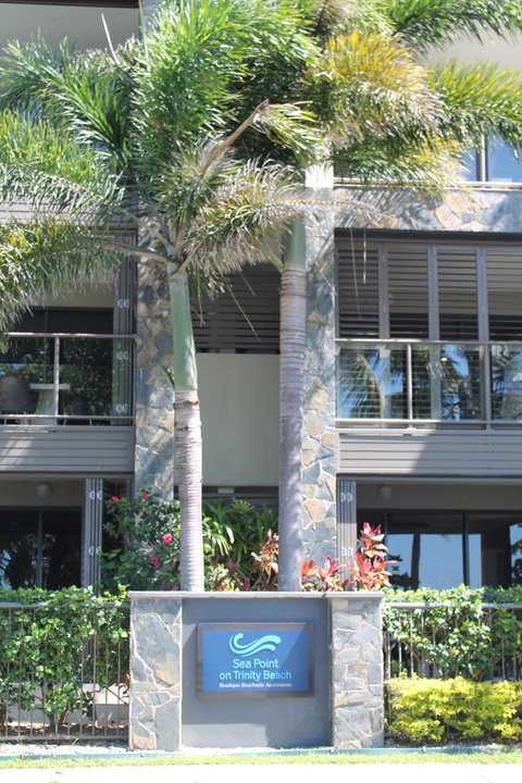 Sea Point On Trinity Beach - Lightning Ridge Tourism 6