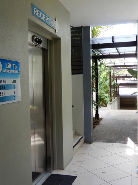 Sea Point On Trinity Beach - Lightning Ridge Tourism 27