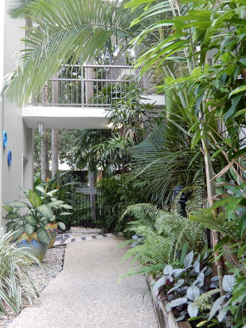 Sea Point On Trinity Beach - Lightning Ridge Tourism 25