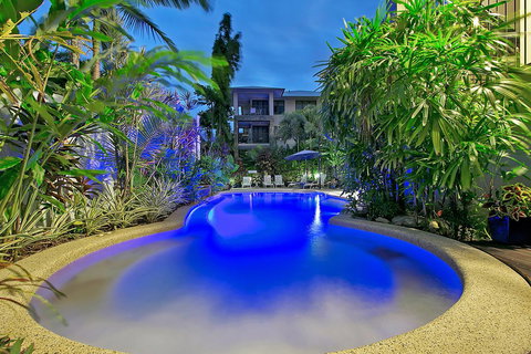 Sea Point On Trinity Beach - Lightning Ridge Tourism 29