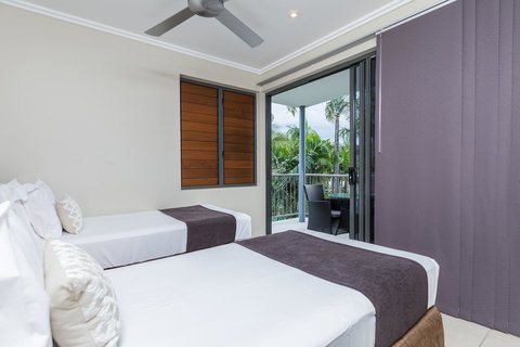 Sea Point On Trinity Beach - Lightning Ridge Tourism 10