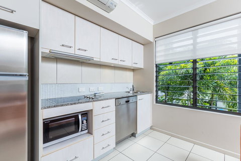 Sea Point On Trinity Beach - Lightning Ridge Tourism 19