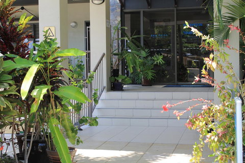 Sea Point On Trinity Beach - Lightning Ridge Tourism 2