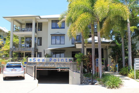 Sea Point On Trinity Beach - Lightning Ridge Tourism 1