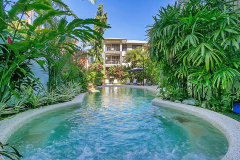 Sea Point On Trinity Beach - Lightning Ridge Tourism 0