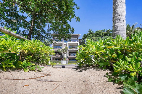 Sea Point On Trinity Beach - Lightning Ridge Tourism 9