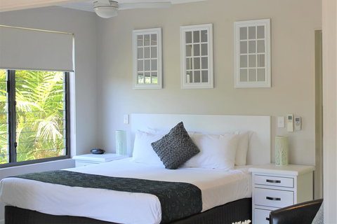 Sea Point On Trinity Beach - Lightning Ridge Tourism 16